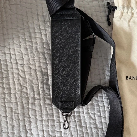 BANDOLIER Lana Glasses Strap
ADJUSTABLE CROSSBODY GLASSES POUCH IN BLACK/PEWTER - Picture 7 of 12